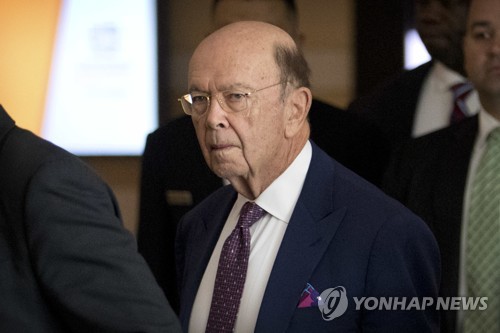 지난 19일 워싱 미중 무역대화 후 호텔 떠나는 윌버 로스 미국 상무장관