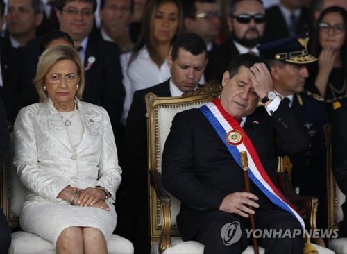 파라과이 독립 기념일 행사에 참석한 오라시오 카르테스(오른쪽) 대통령 [AP=연합뉴스 자료 사진]