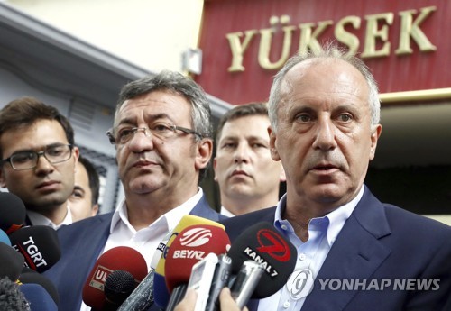 터키 선관위 앞에서 취재진에 말하고 있는 야당 대선후보 무하렘 인제