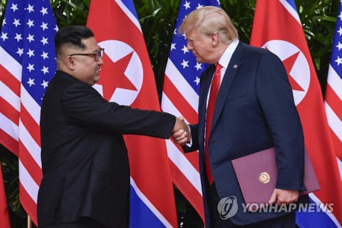 악수하는 미 트럼프 대통령과 북 김정은 국무위원장