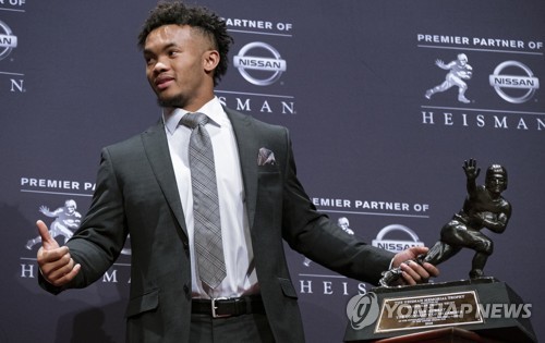 하이즈먼 트로피 손에 쥔 머리