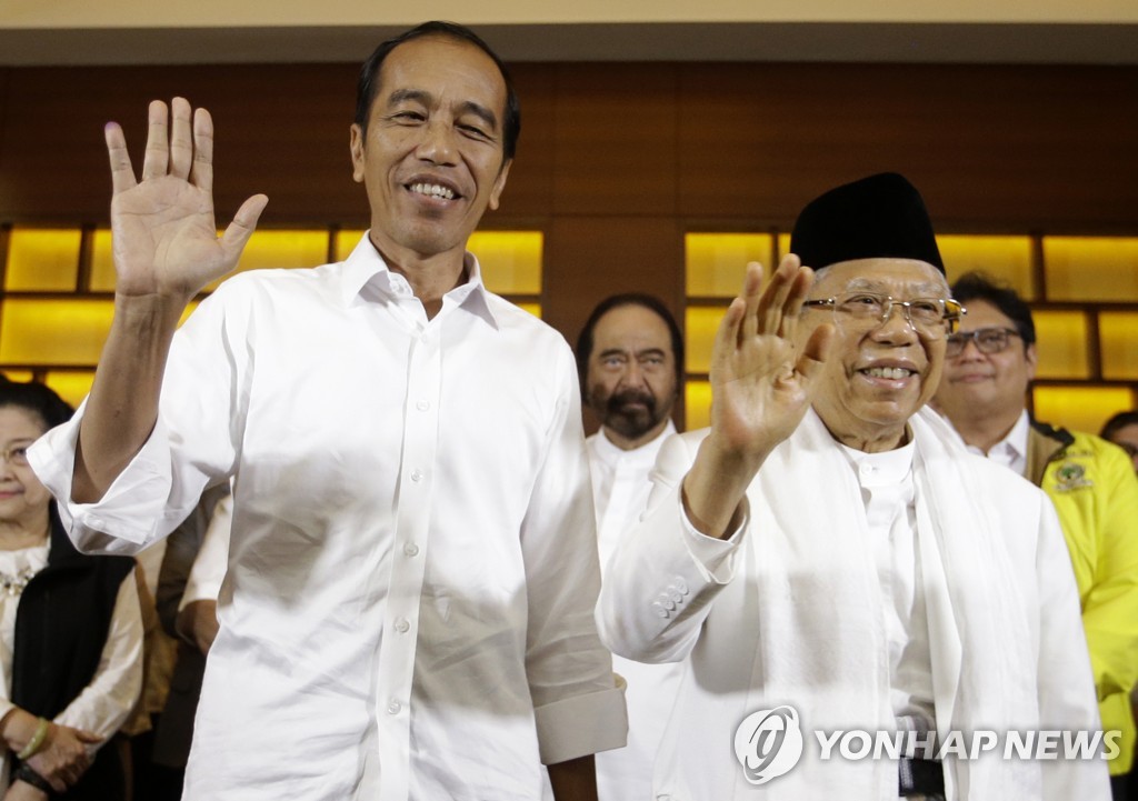 2019년 4월 17일 조코 위도도(일명 조코위) 인도네시아 대통령(왼쪽)과 부통령 후보 마룹 아민 울레마협의회(MUI) 의장(오른쪽)이 자카르타에서 기자회견을 하며 손을 들어 보이고 있다. [AP=연합뉴스]
