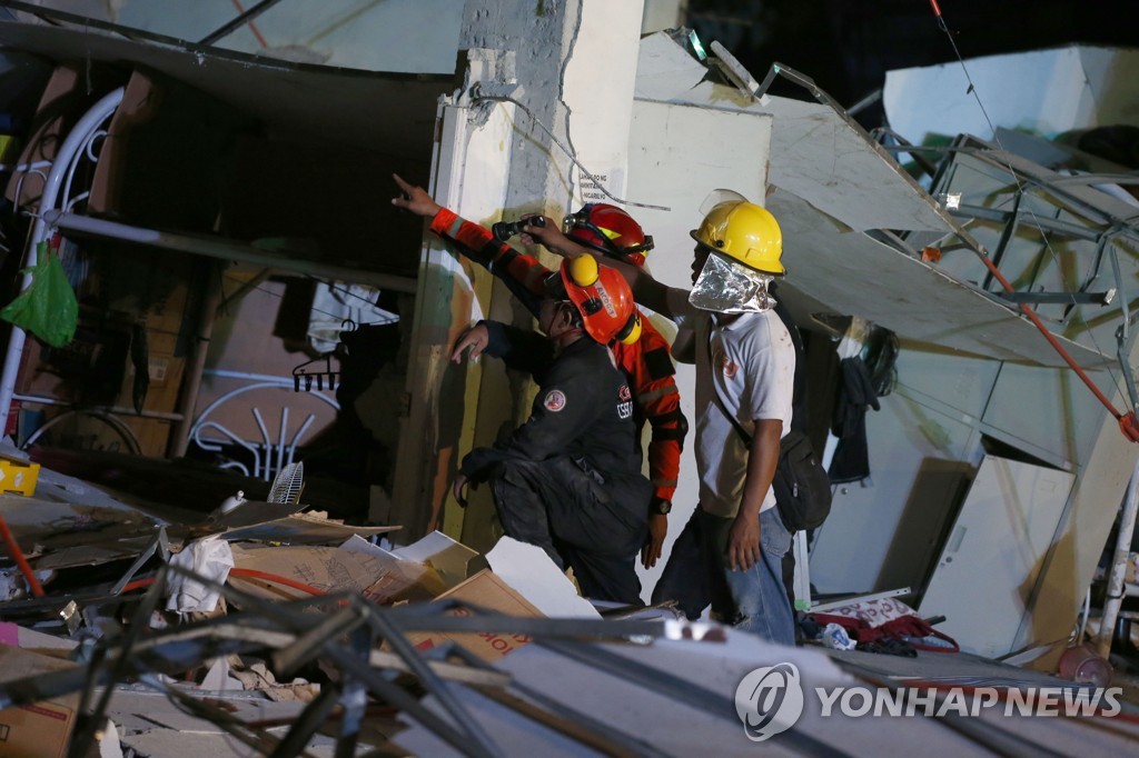 '필리핀 강진' 건물 붕괴 현장의 구조작업