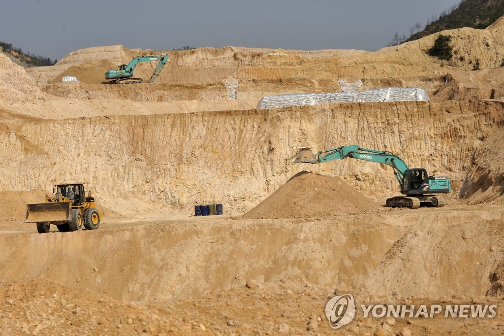 중국 장시성의 희토류 채굴 광산