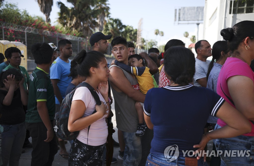 지난 1일 미국-멕시코 국경에서 망명 신청을 기다리는 이민자들