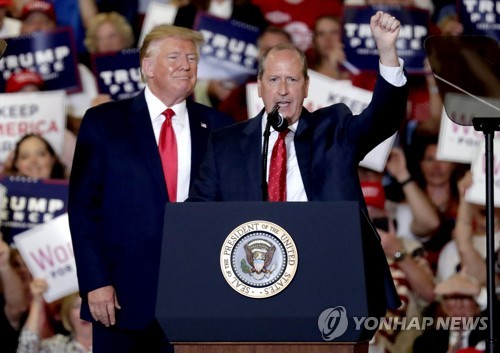 노스캐롤라이나주 연방하원 재선거서 당선된 댄 비숍 후보(오른쪽)와 지지 유세에 나선 도널드 트럼프 대통령(왼쪽)