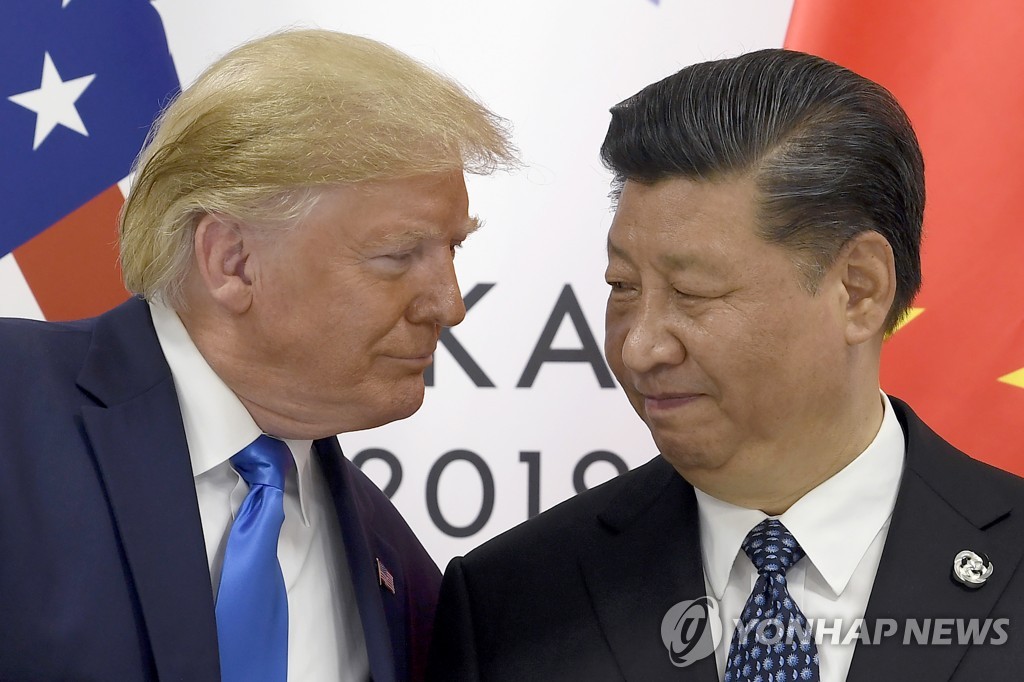 2019년 6월 29일 도널드 트럼프 미국 대통령(왼쪽)과 시진핑 중국 국가주석(오른쪽)이 일본 오사카에서 열린 주요 20개국(G20) 정상회의에서 만난 모습. [AP=연합뉴스자료사진]