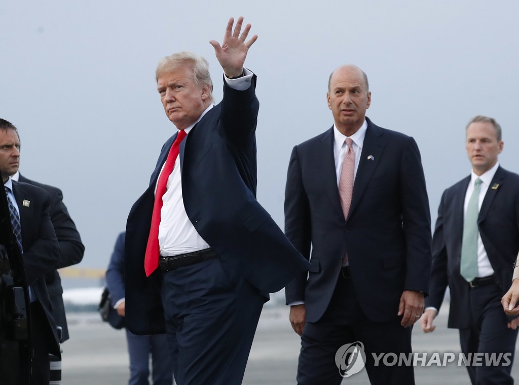 2018년 7월 10일 도널드 트럼프 미국 대통령(왼쪽)과 고든 선들랜드 유럽연합(EU) 주재 미국대사(오른쪽)가 벨기에 브뤼셀 현지 공군기지에 도착한 모습. [AP=연합뉴스자료사진)