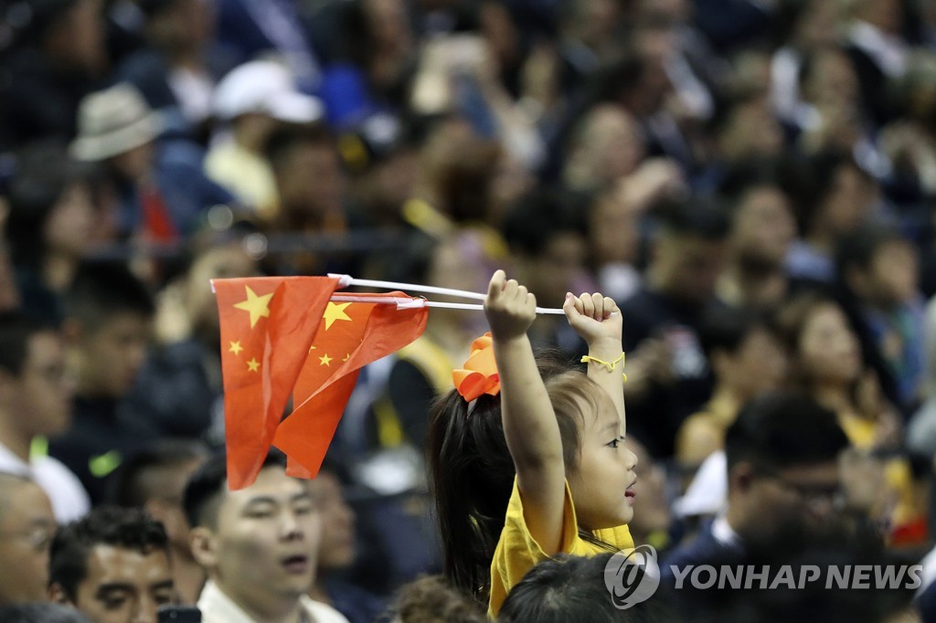 10일 상하이에서 열린 LA 레이커스와 브루클린 네츠의 프리시즌 시범경기에서 한 아이가 중국 국기를 들고 있다. [AP=연합뉴스]