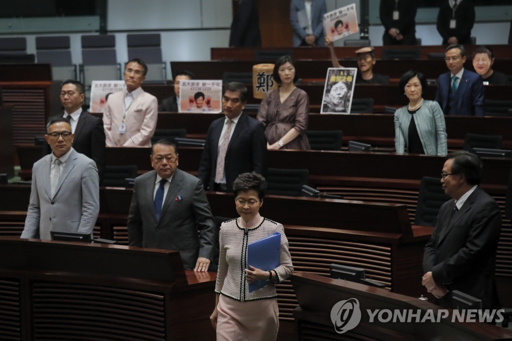 시정연설 위해 입법회 도착한 홍콩 행정장관
