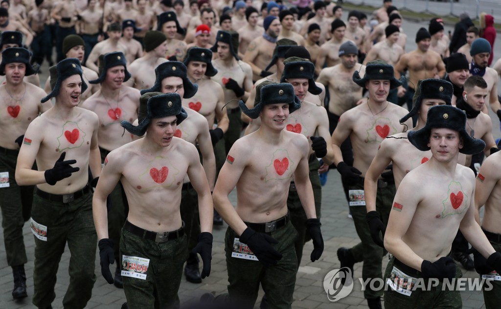 '진짜 남자들의 경주'…벨라루스 조국 수호의 날 기념 '알몸 마라톤'