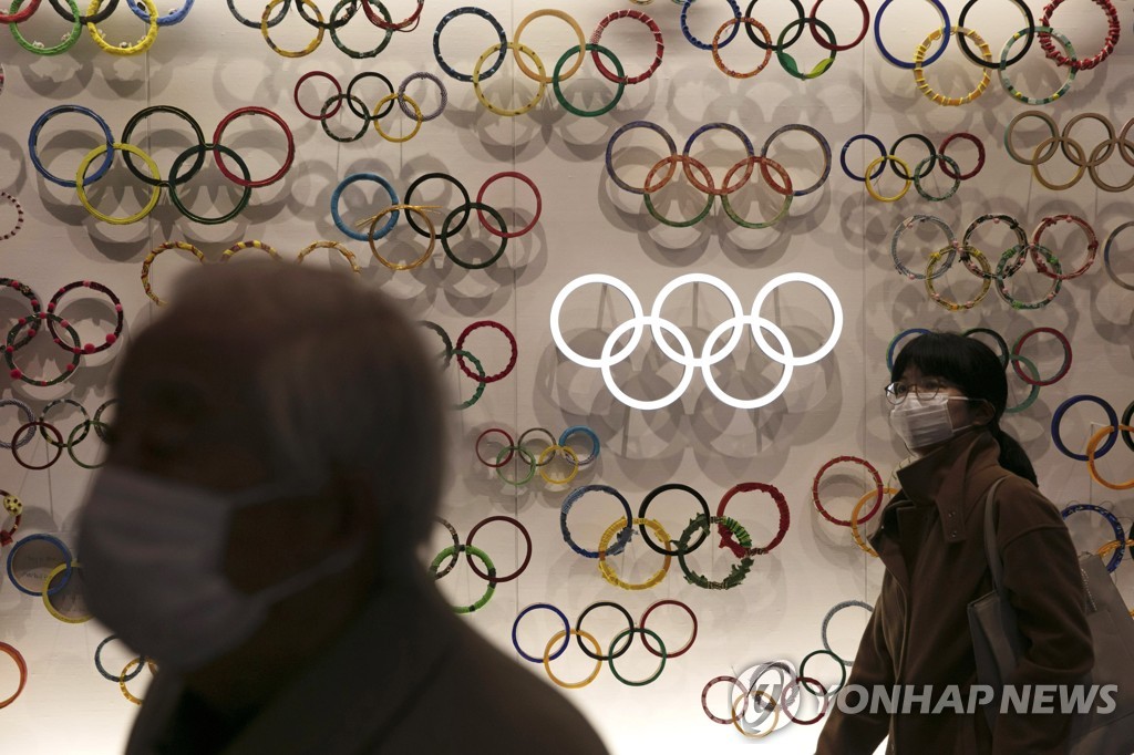 마스크를 쓰고 도쿄올림픽 방문관을 찾은 도쿄 시민 