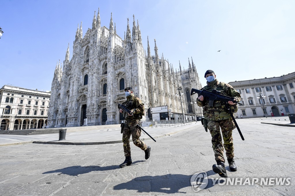 이탈리아 밀라노대성당 앞을 순찰하는 군인
