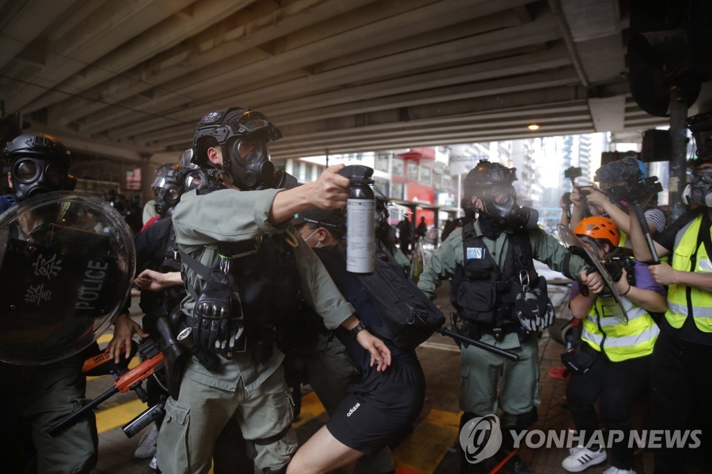 '홍콩보안법' 반대 격렬 시위…홍콩 경찰, 최루탄·물대포 쏴