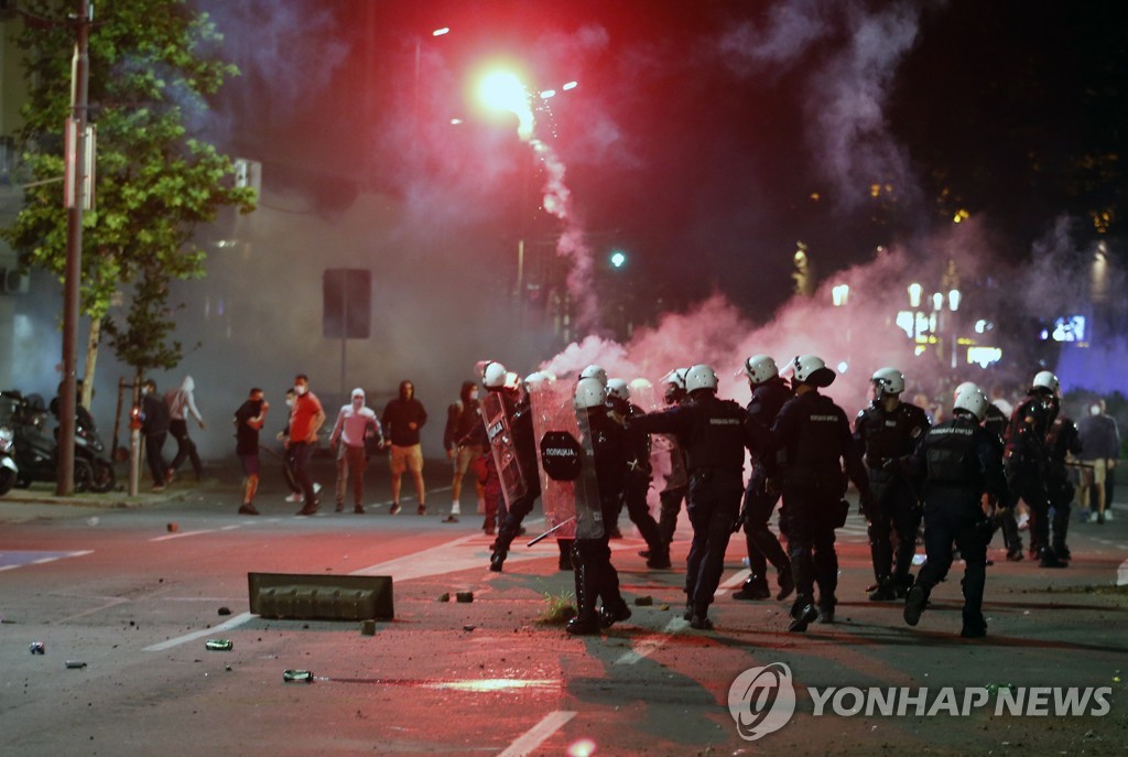 시위대 해산 시도하는 세르비아 경찰