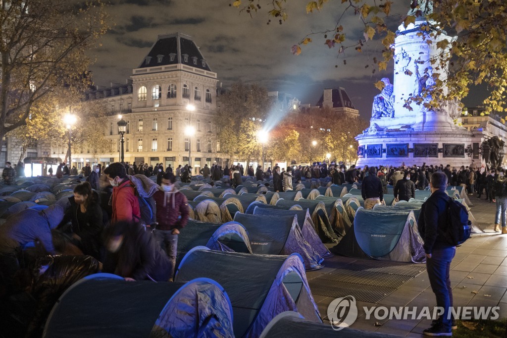 프랑스 파리 레퓌블리크 광장에 난민들을 위해 설치한 텐트