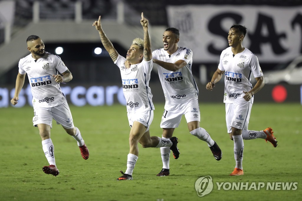 득점 세리머니 하는 산투스 선수들.