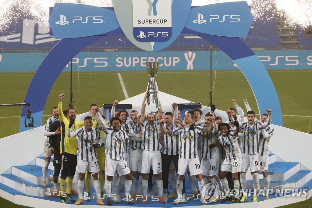 통산 9번째 이탈리아 슈퍼컵 우승 트로피를 들어 올린 유벤투스 선수들.