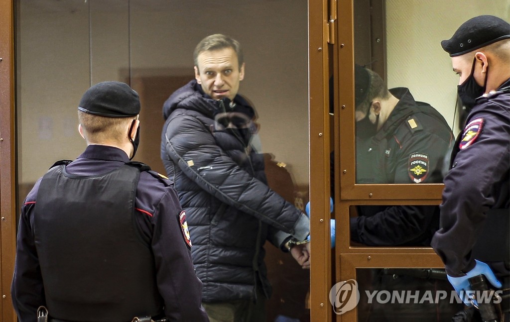(AP=연합뉴스) 16일 열린 퇴역 군인 명예 훼손 사건 3차 공판에 참석한 알렉세이 나발니.