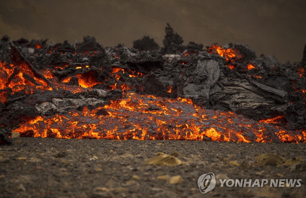 5일(현지시간) 새로 발견된 틈새에서 용암이 흘러 나오는 모습