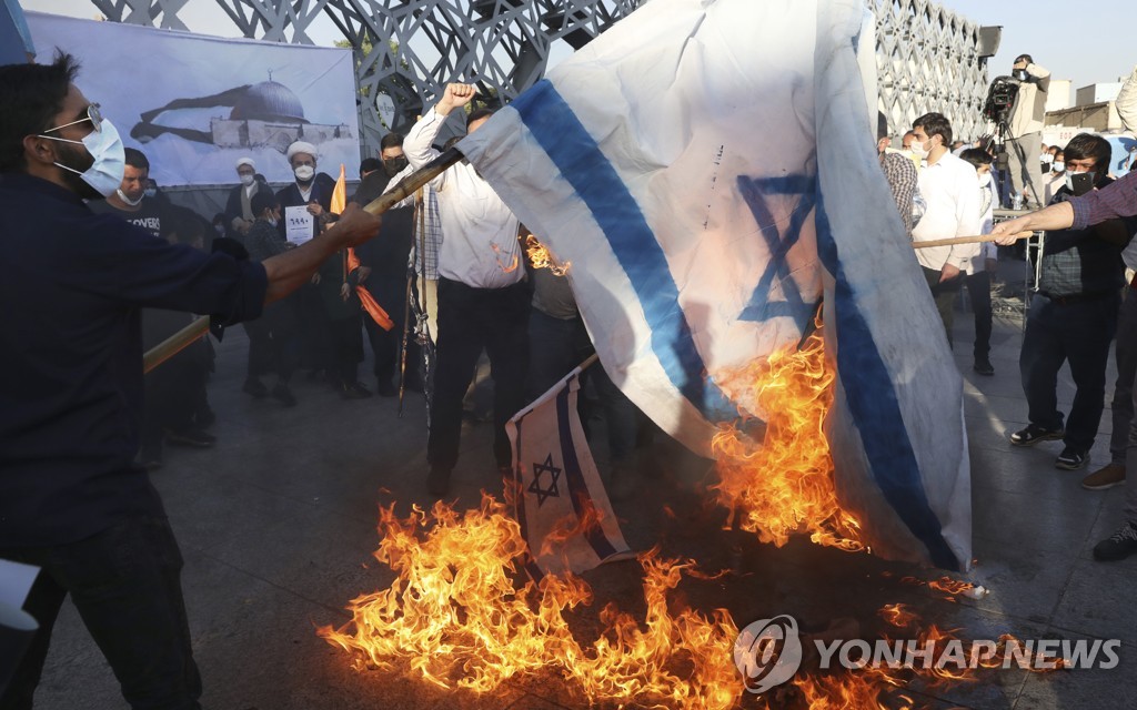 이스라엘 국기 불태우는 이란인들