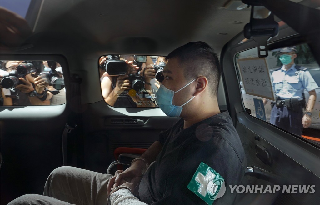 사상 처음 홍콩 국가보안법(홍콩보안법)에 따라 기소된 퉁잉킷(24)씨가 6일 법원에 출석하고 있다. [AP=연합뉴스 자료사진]