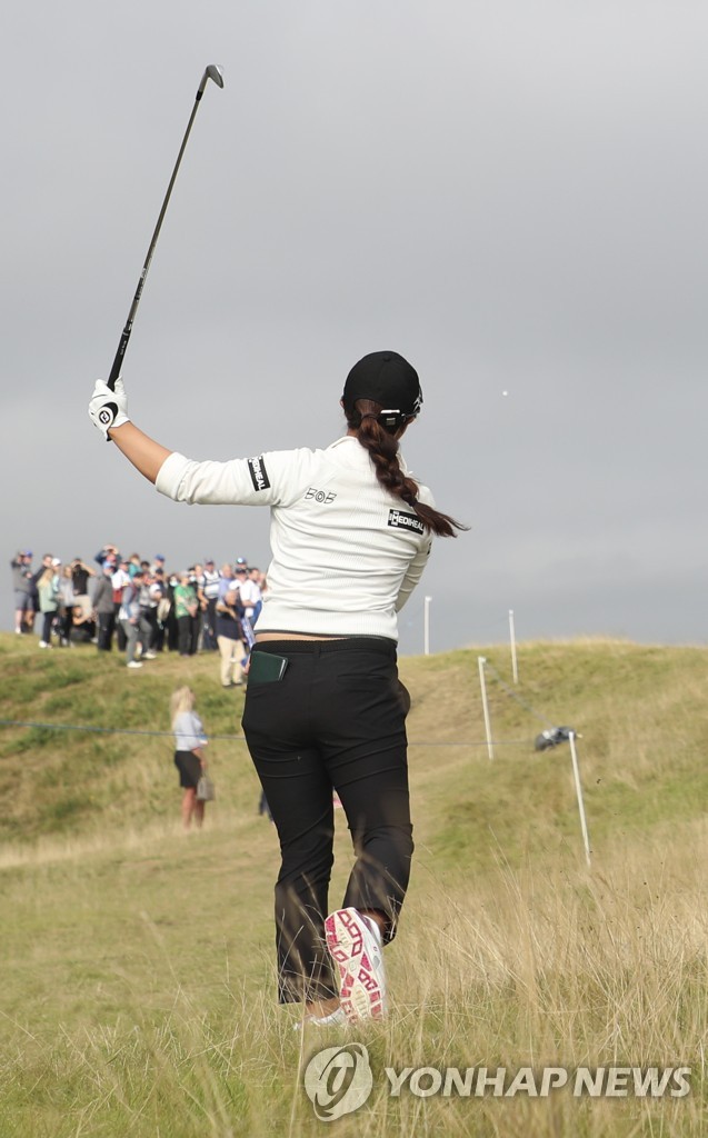 In this Associated Press photo, Kim Sei-young of South Korea hits a shot out of the rough on the 16th hole during the final round of the AIG Women's Open at Carnoustie Golf Links in Carnoustie, Scotland, on Aug. 22, 2021. (Yonhap)