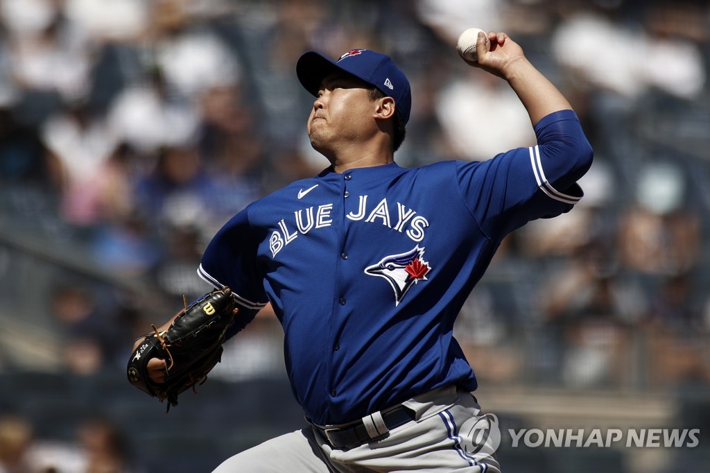 In this Associated photo, Ryu Hyun-jin of the Toronto Blue Jays pitches against the New York Yankees in the bottom of the first inning of a Major League Baseball regular season game at Yankee Stadium in New York on Sept. 6, 2021. (Yonhap)