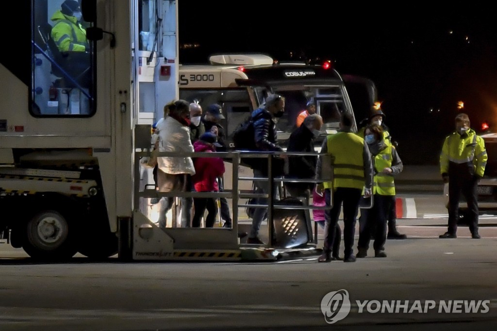친고모와 함께 이탈리아로 돌아온 이스라엘 소년 에이탄