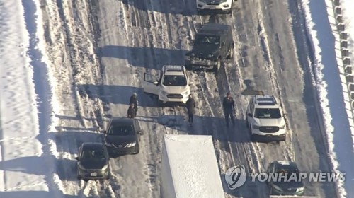 고속도로에 멈춰선 차들