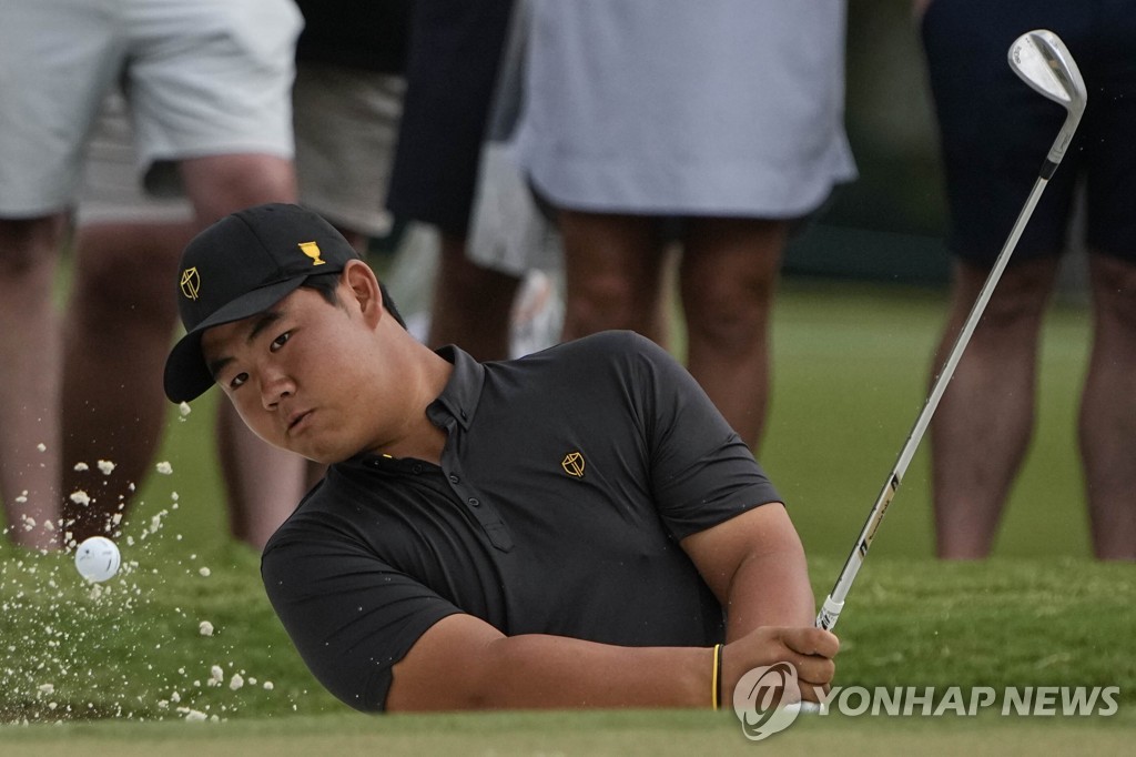 In this Associated Press photo, South Korean Kim Joo-hyung of the International Team hits from a bunker on the third hole during his singles match against Max Homa of the United States at the Presidents Cup at Quail Hollow Club in Charlotte, North Carolina, on Sept. 25, 2022. (Yonhap)
