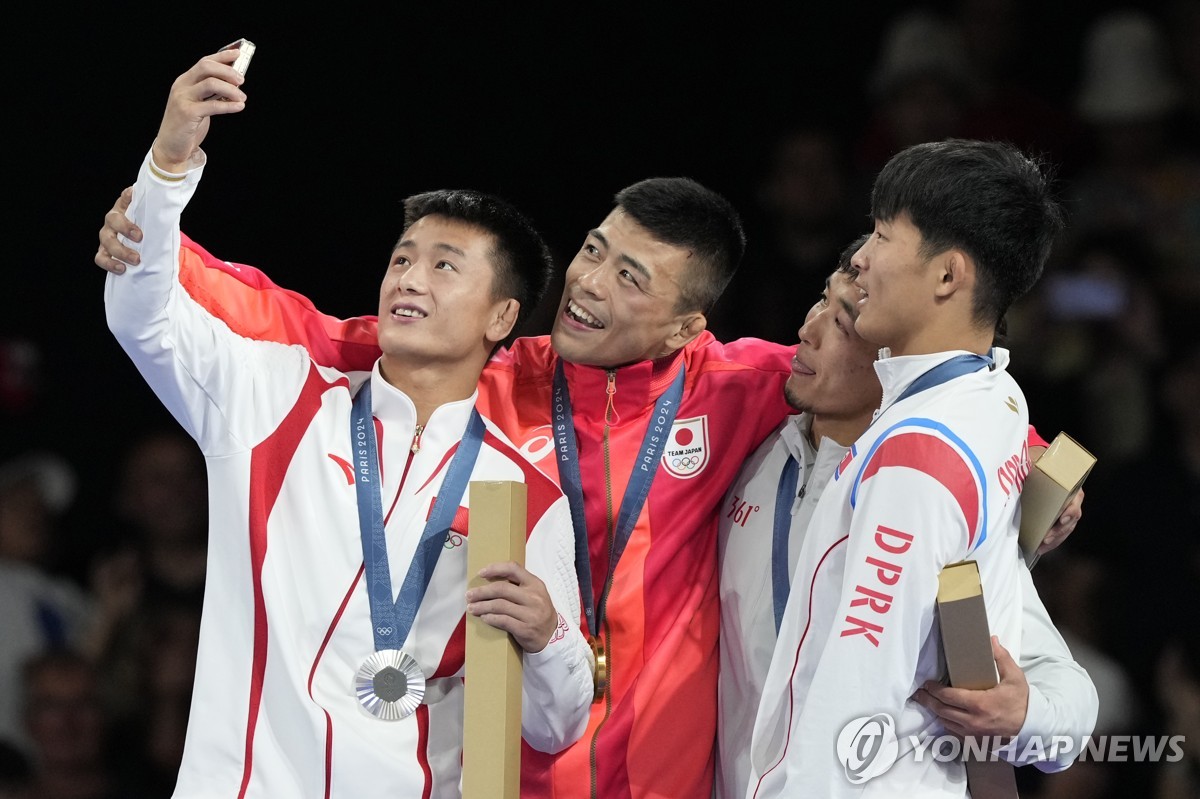 동메달 목에 걸고 다른 메달리스트와 셀피 찍는 리세웅(오른쪽)