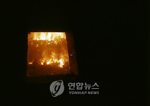 소각 중인 폐기물