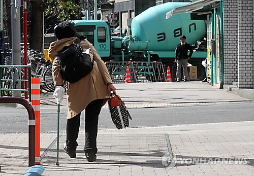 고령사회 일본…지팡이에 의지해 걷는 노인