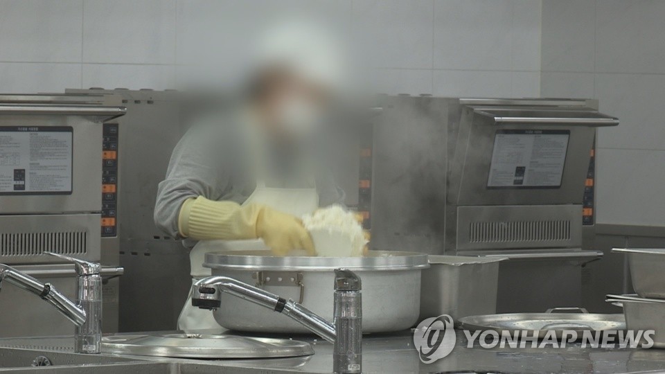 식약처 "단체 급식소 조리 식품, 유해물질 안전 수준" - 1