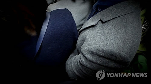 누가 만졌나…피해자는 있고 가해자 없는 '성추행 사건' - 1
