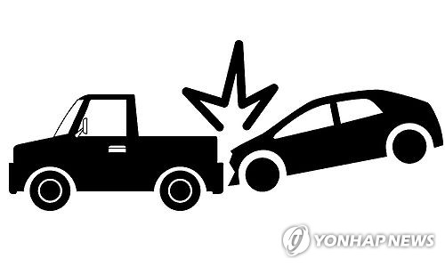경주 국도서 후진하던 승용차 트럭과 충돌…2명 사상 - 1