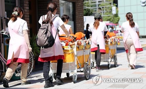 어린아이 데리고 나온 日보육사