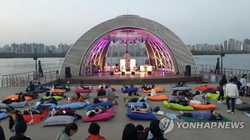 여의도 한강공원에서 열린 '눕콘'(누워서 보는 콘서트) 장면