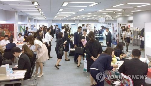 붐비는 일본 기업설명회장