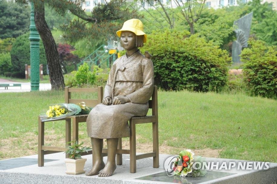 ソウル近郊の公園に設置された慰安婦被害者を象徴する「平和の少女像」＝（聯合ニュース）