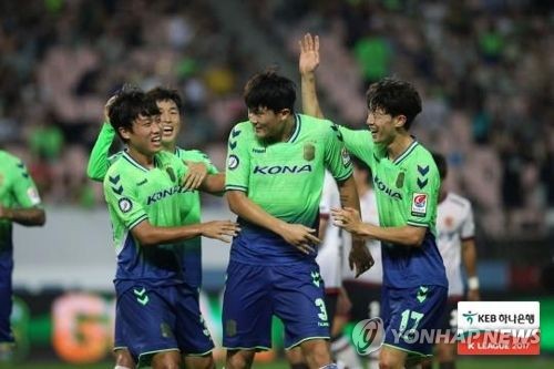 8월 19일 광주전에서 선제골을 넣고 기뻐하는 전북의 김민재(중앙)