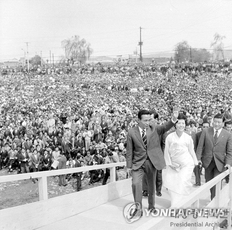 박정희 전 대통령 탄생100주년 기념 전시회 사진(국가기록원 소장)