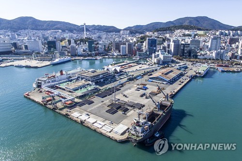북항 1부두(오른쪽)와 연안여객부두