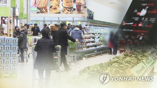 대형마트에서 장보는 사람들