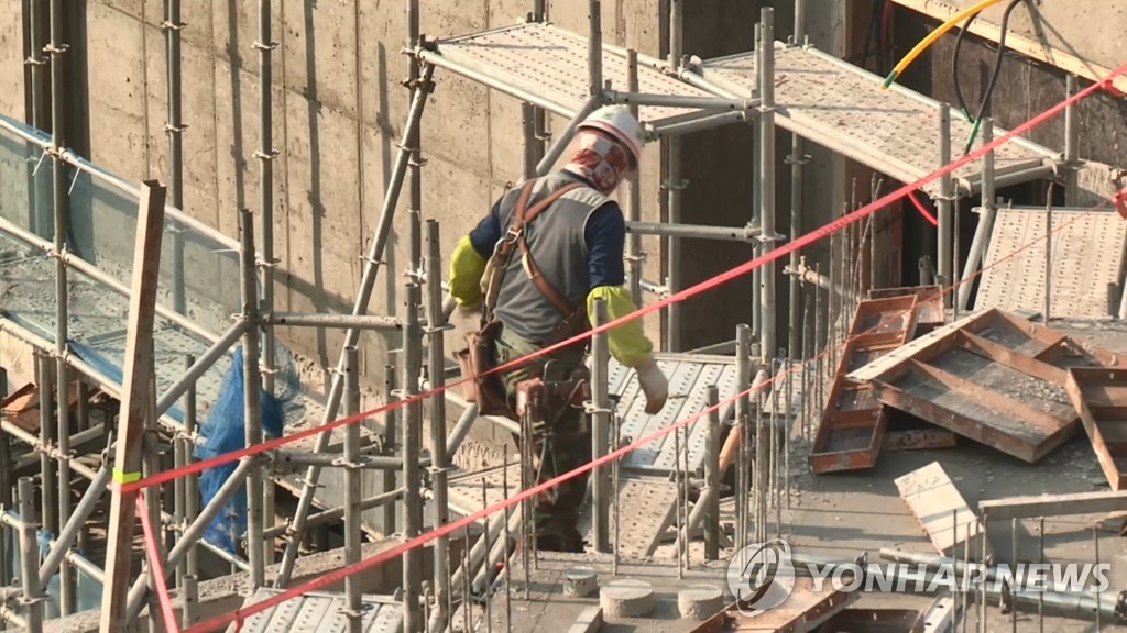 A file photo of a worker at a building construction site (Yonhap)