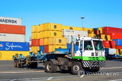 부산 신항의 LNG 야드 트랙터