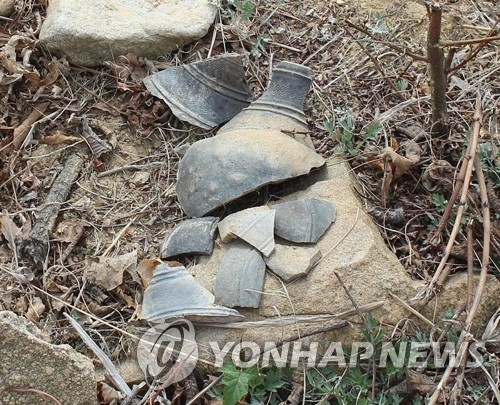 구미시 무을면 고분군의 파손된 토기
