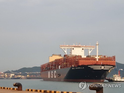 부산 신항에 입항하는 2만3천TEU급 컨테이너선 MSC 이사벨라호
