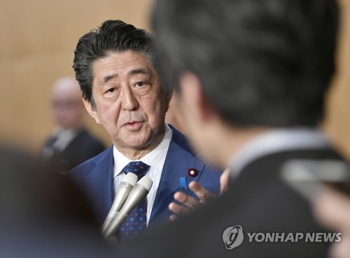 아베 신조 총리가 지난 15일 도쿄 관저에서 '벚꽃 모임'을 개인 후원회 친목 행사로 이용했다는 의혹에 대해 해명하고 있는 모습